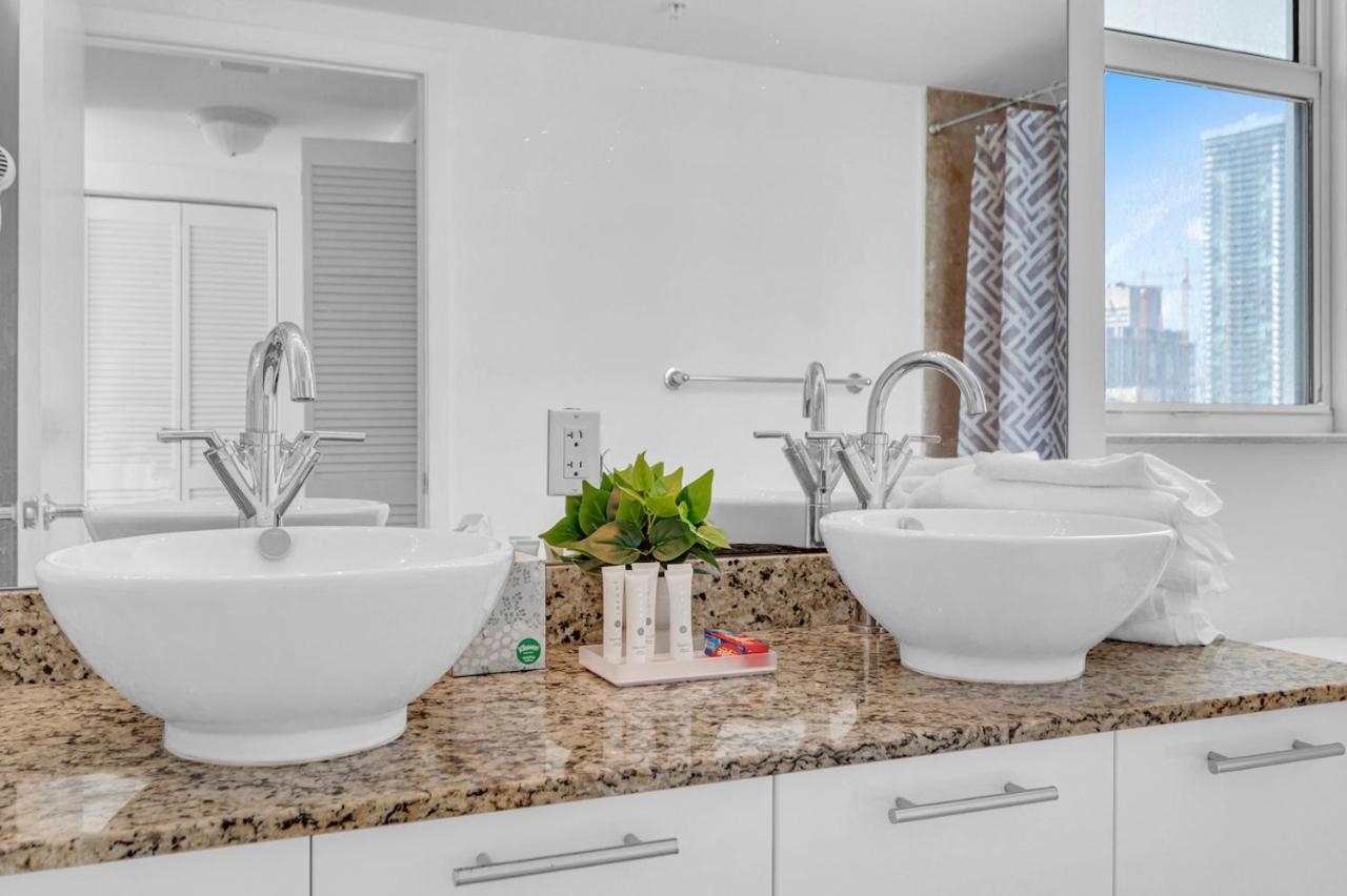 Iconic 2 Bedroom Loft Brickell-Stunning Views マイアミ エクステリア 写真