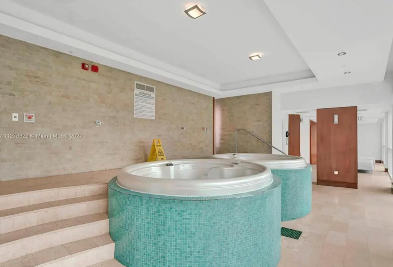 Iconic 2 Bedroom Loft Brickell-Stunning Views マイアミ エクステリア 写真